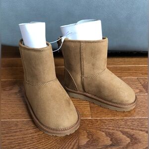 Toddler Cozy Sherpa Boots- size 9